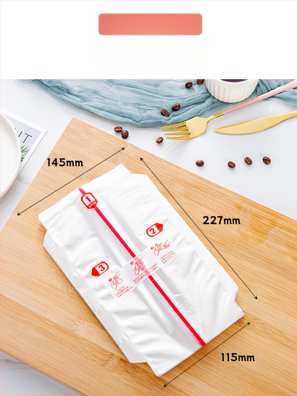 Dvisluoksnis trikampis ryžių kamuoliukų pakavimo maišelis, pusiau supjaustyti jūros dumbliai, rankomis susukta suši pakuotė, lengvai plyštanti ir nerasojanti, japoniško stiliaus jūros dumbliais apvyniota akmens masė