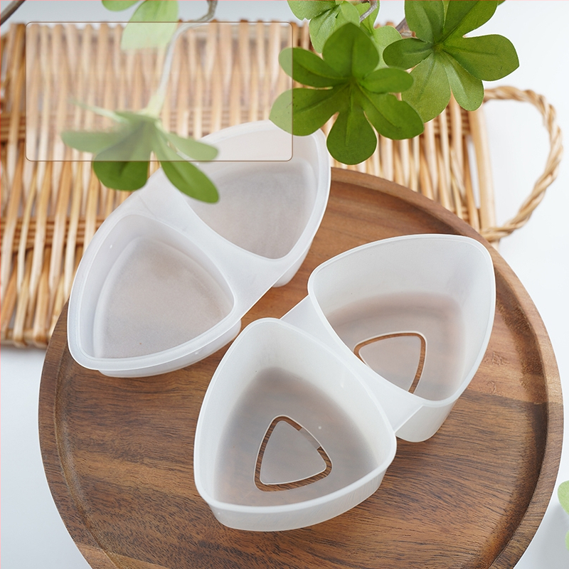 Dvisluoksnis trikampis ryžių kamuoliukų pakavimo maišelis, pusiau supjaustyti jūros dumbliai, rankomis susukta suši pakuotė, lengvai plyštanti ir nerasojanti, japoniško stiliaus jūros dumbliais apvyniota akmens masė