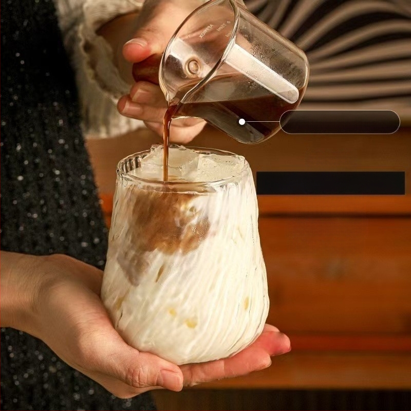 Buitinis borosilikatinis kavos puodelis su didele talpa lediniu amerikietišku latte puodeliu, permatomo žievės rašto stikliniu šalto gėrimo vandens puodeliu