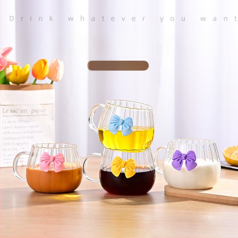 Kõrge borosilikaadist kaabuga kroonlehetops käepidemega majapidamispiima kõrvitsatops värviline triibuline aia lõbus klaasist ühekihiline tass