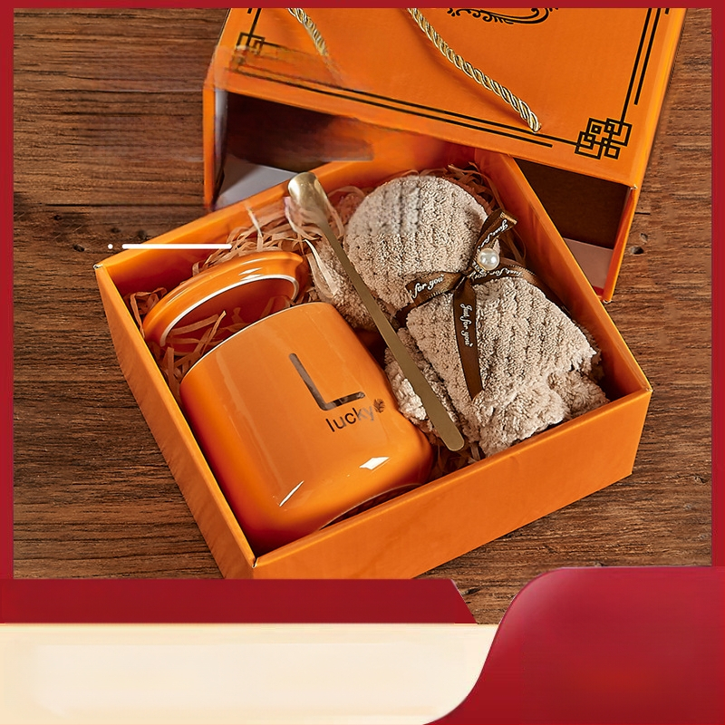 Magas megjelenésű vizespohár kanállal és fedéllel ünnepi ajándék kézzel készített ajándék, testreszabott könnyű luxus kerámia bögre törölközőmackós ajándékdoboz