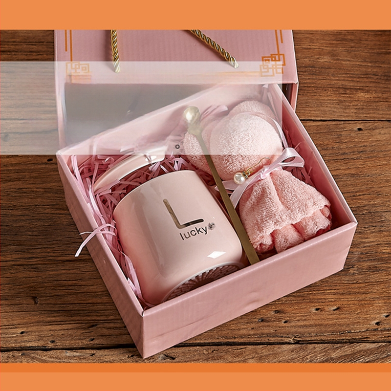 Magas megjelenésű vizespohár kanállal és fedéllel ünnepi ajándék kézzel készített ajándék, testreszabott könnyű luxus kerámia bögre törölközőmackós ajándékdoboz