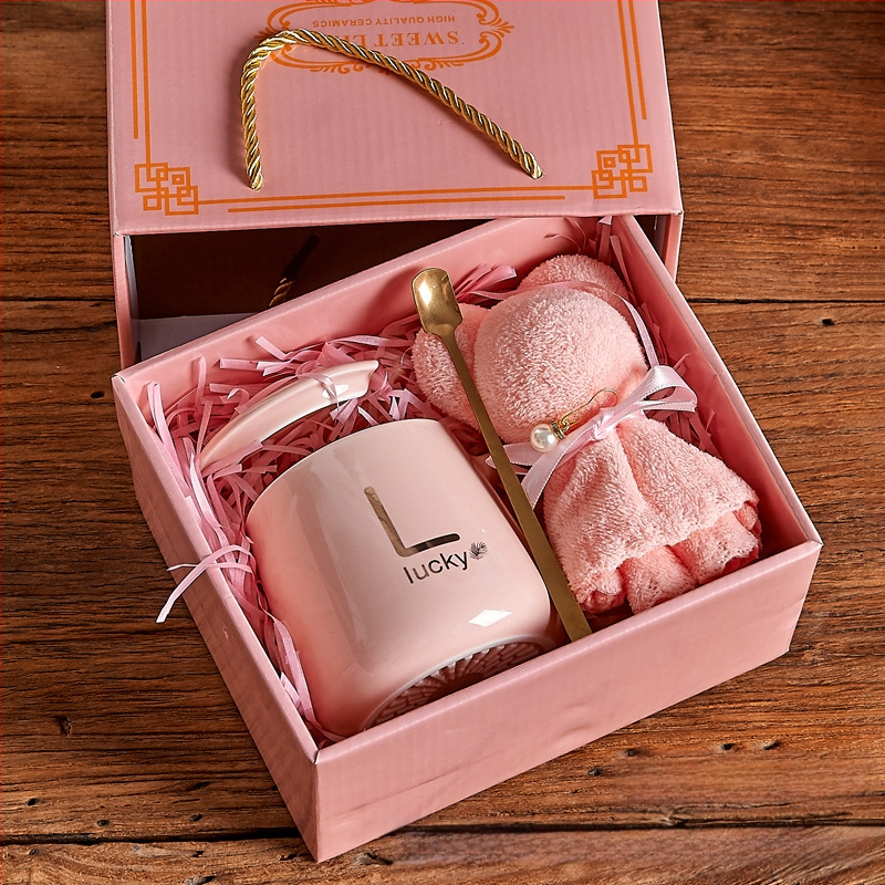 Magas megjelenésű vizespohár kanállal és fedéllel ünnepi ajándék kézzel készített ajándék, testreszabott könnyű luxus kerámia bögre törölközőmackós ajándékdoboz