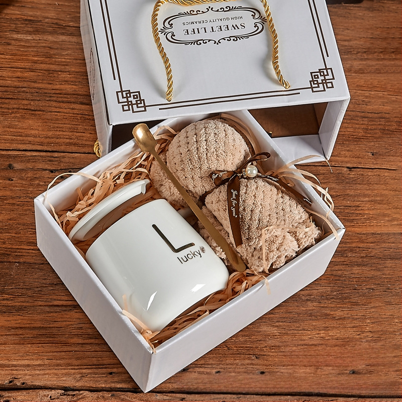 Magas megjelenésű vizespohár kanállal és fedéllel ünnepi ajándék kézzel készített ajándék, testreszabott könnyű luxus kerámia bögre törölközőmackós ajándékdoboz