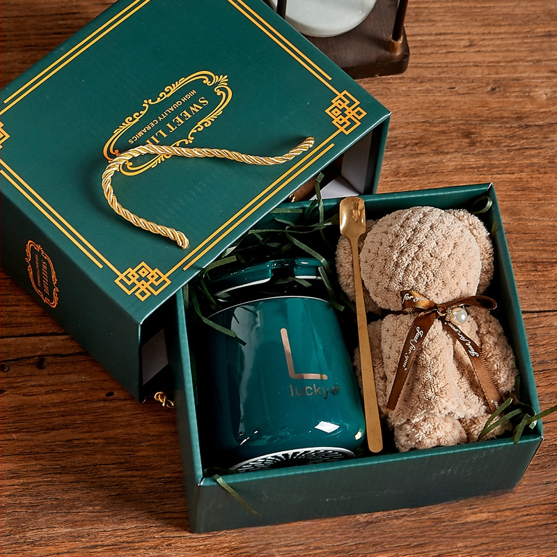 Magas megjelenésű vizespohár kanállal és fedéllel ünnepi ajándék kézzel készített ajándék, testreszabott könnyű luxus kerámia bögre törölközőmackós ajándékdoboz