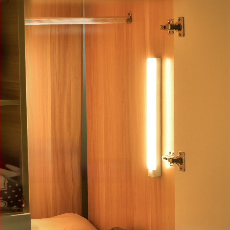 Išmanus belaidis įkrovimas žmogaus kūno indukcinis naktinis apšvietimas namų instaliacijai nemokamas naktinis praėjimas drabužių spintos spintelė LED juostelės šviesa