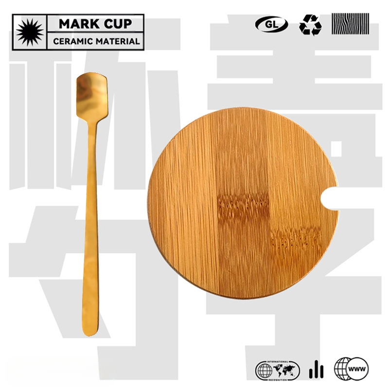 Armas koomiksiga keraamiline kruus kaanega lusikaga kontoriveetass paarile naiselikule hommikusöögile kaerapiima kohvitass