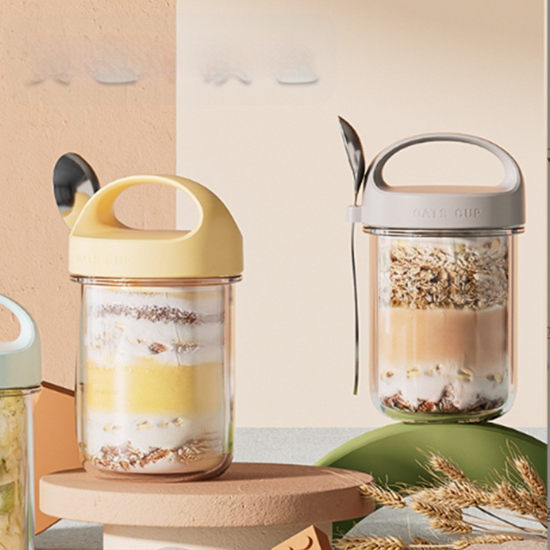 Šaukštą, pusryčių puodelį, jogurto puodelį, stiklinį didelį kaklelį sandariai uždarytą stiklainį, avižų puodelį, pieno kokteilio puodelį, dribsnių košę per naktį.