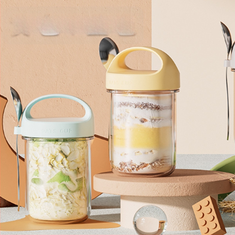 Šaukštą, pusryčių puodelį, jogurto puodelį, stiklinį didelį kaklelį sandariai uždarytą stiklainį, avižų puodelį, pieno kokteilio puodelį, dribsnių košę per naktį.