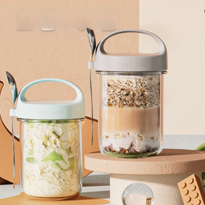 Šaukštą, pusryčių puodelį, jogurto puodelį, stiklinį didelį kaklelį sandariai uždarytą stiklainį, avižų puodelį, pieno kokteilio puodelį, dribsnių košę per naktį.