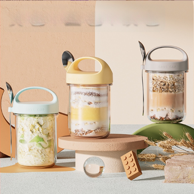 Šaukštą, pusryčių puodelį, jogurto puodelį, stiklinį didelį kaklelį sandariai uždarytą stiklainį, avižų puodelį, pieno kokteilio puodelį, dribsnių košę per naktį.