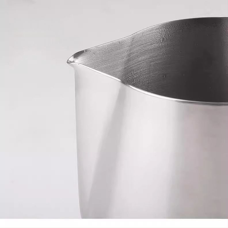 Tarptautiniu mastu populiarus nerūdijančio plieno pieno plakimo ąsotis su smailiu snapeliu ir temperatūros lipduku, 600 ml pieno plakimo ąsotis