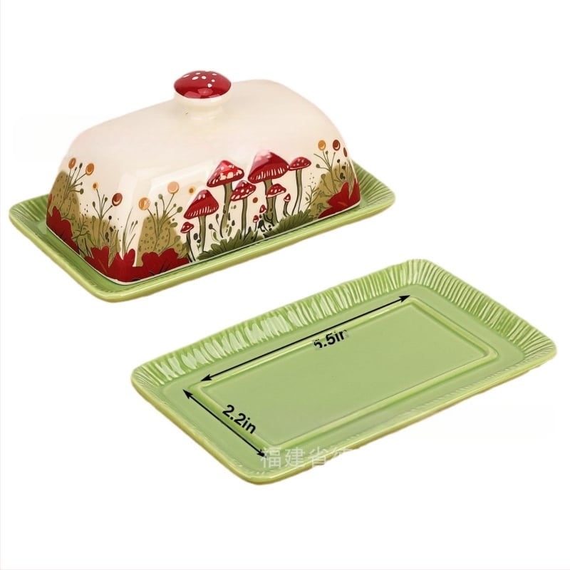 Piiriülene kuummüügis loominguline seene-keraamiline võiroog köögis juustu ja juustu hoiukarp kaanega õlimahuti hoiukarp