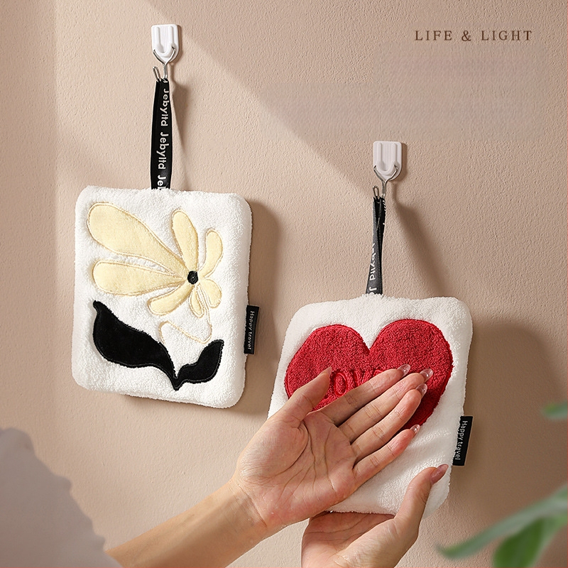 Rankšluosčių kabinimas virtuvėje, sutirštintas, sugeriantis, greitai džiūstantis rankšluostis, animacinis mielas meilės audinys, skalbimas rankšluosčiu