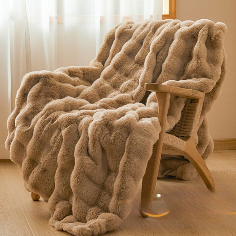 A klasės triušio aksominė antklodė yra žieminė sutirštinta antklodė, pieno aksominė paklodė, biuro sofos antklodė plaukams.