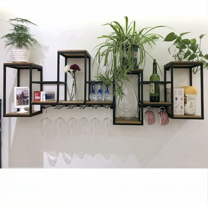 Europietiško stiliaus kaltinės geležies medžio masyvo vyno laikymo lentynėlė, pakabinama ant sienos, raudonojo vyno lentynėlė, kūrybingas restorano dekoravimas, sieninė vyno spintelė, vyno taurių lentynėlė