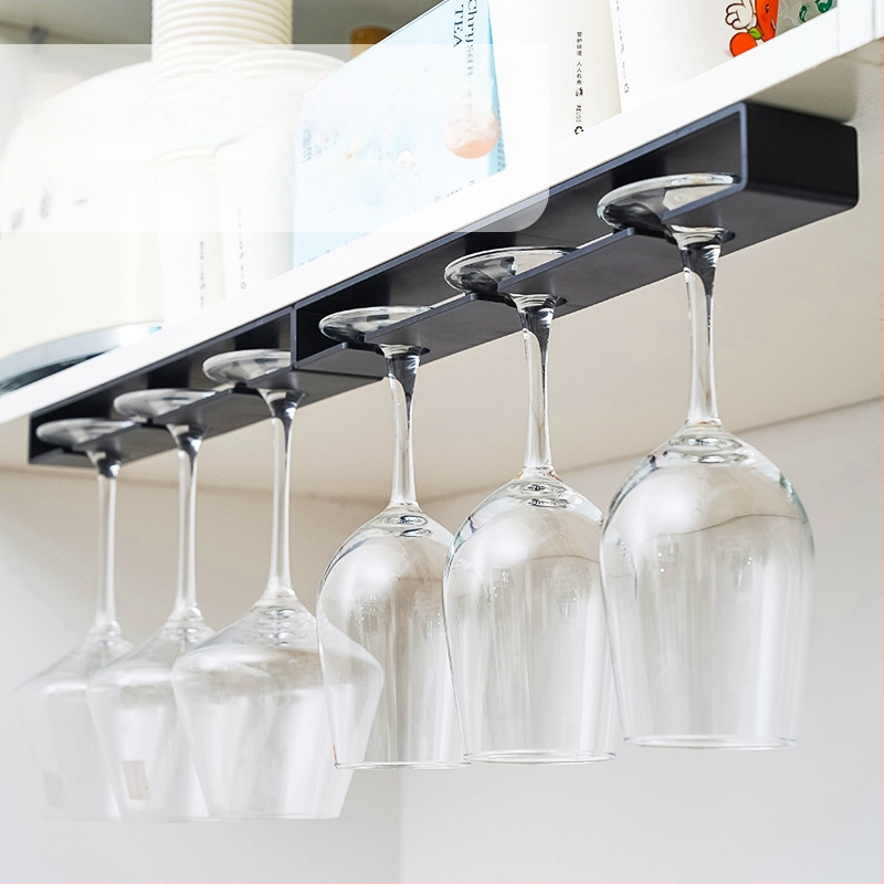 Punase veini klaasiriiul rippuv augustamata majapidamispokaalide hoiuriiul tagurpidi veiniklaasi äravooluriiul