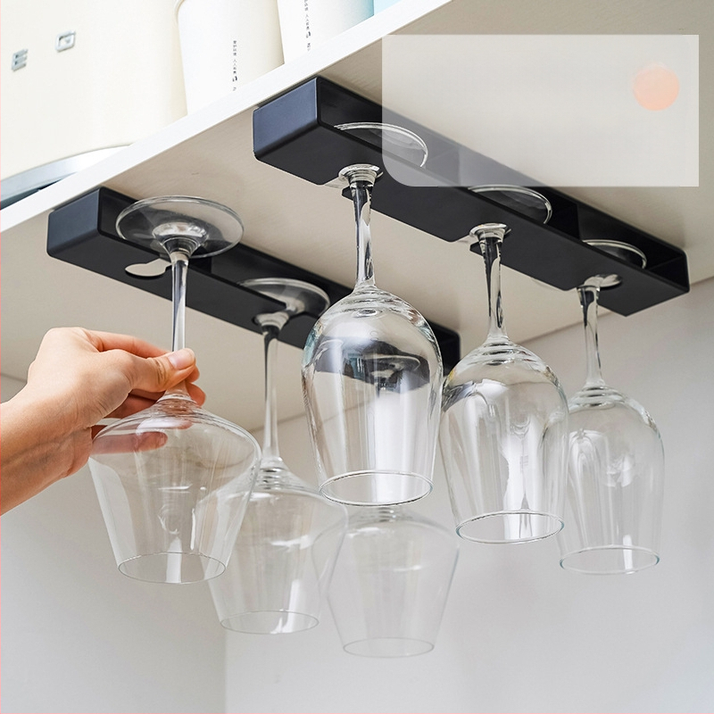 Punase veini klaasiriiul rippuv augustamata majapidamispokaalide hoiuriiul tagurpidi veiniklaasi äravooluriiul