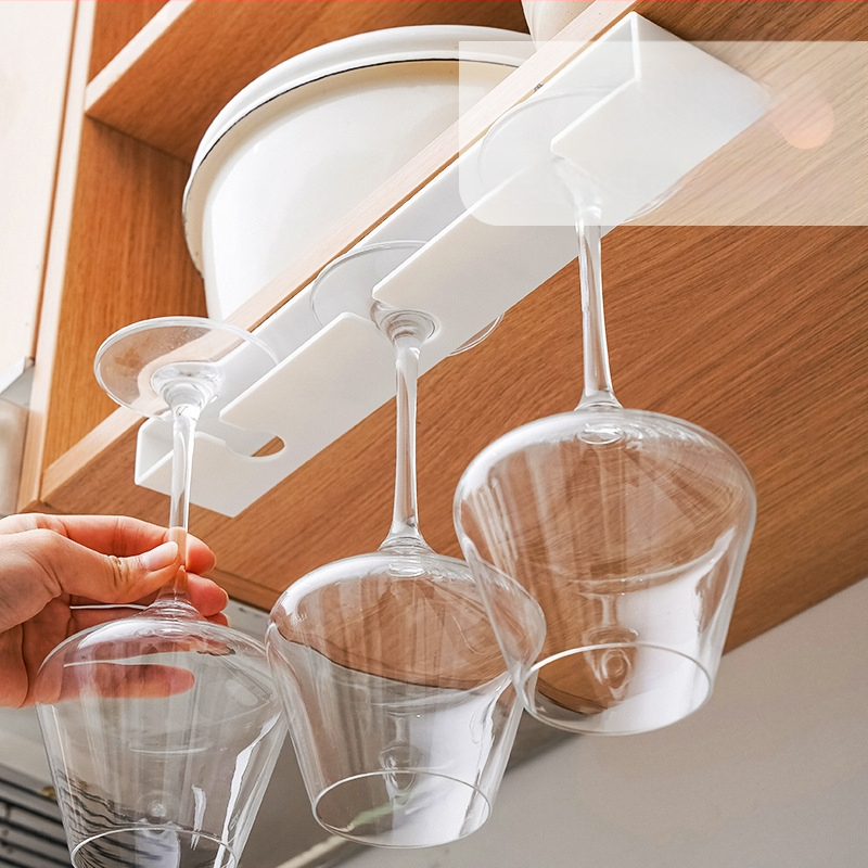 Punase veini klaasiriiul rippuv augustamata majapidamispokaalide hoiuriiul tagurpidi veiniklaasi äravooluriiul