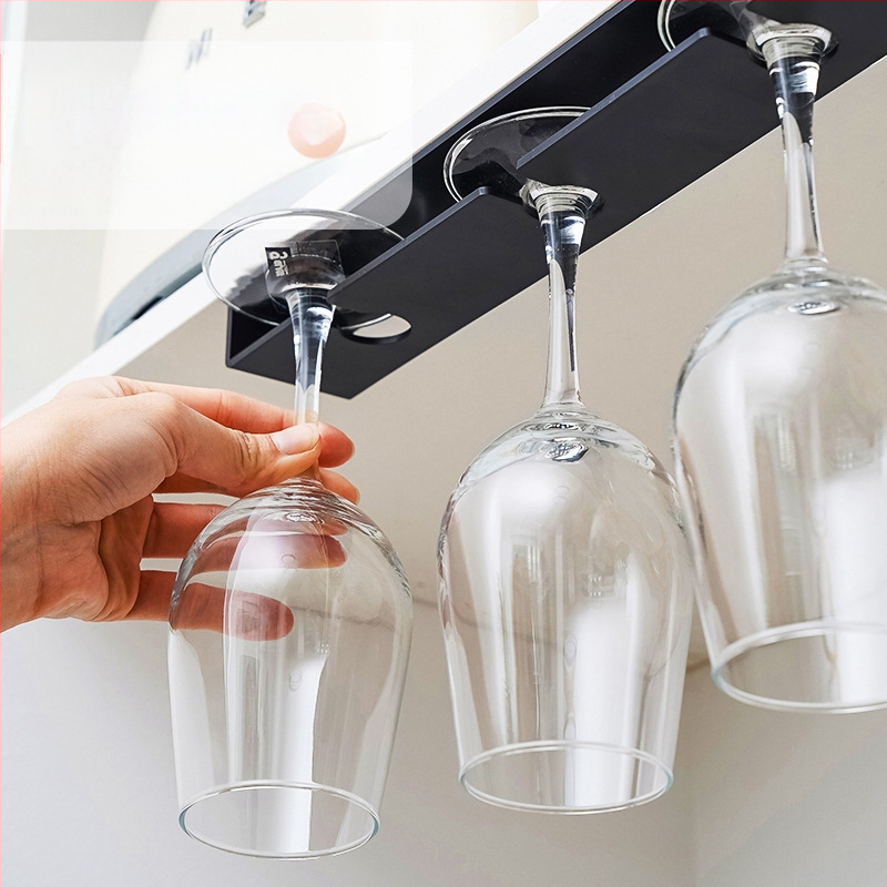 Punase veini klaasiriiul rippuv augustamata majapidamispokaalide hoiuriiul tagurpidi veiniklaasi äravooluriiul