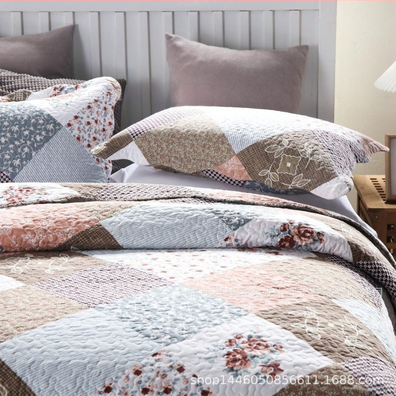 Originalus vieno eksporto europietiško ir amerikietiško stiliaus aktyvaus šlifavimo poliesterio medvilnės imitacijos blokinis antklodės lovos užtiesalas, parduodamas tarpvalstybiniu mastu, trijų dalių komplektas.