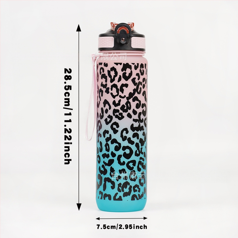 Sandėlyje yra kryžminis gradiento leopardo rašto sportinis plastikinis vandens puodelis su siurbimo vamzdeliu. Leopardo rašto sportinis vandens puodelis.