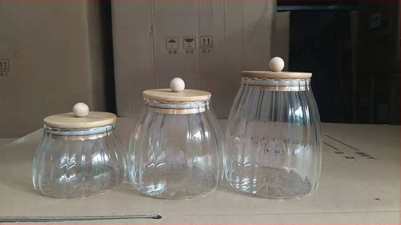 Tehase tarne Kõrgboorsilikaatklaasist suletud purk kuumakindlast klaasist bambusest kaanega teepurk kolmnurkne purk säilituspurk säilituspudel