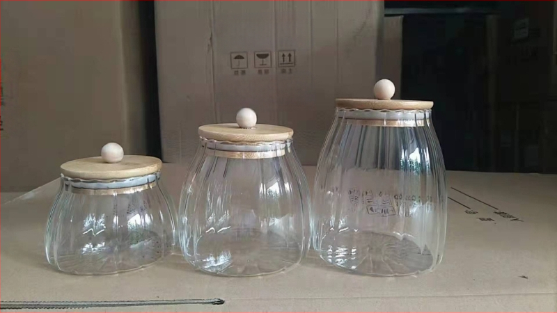 Tehase tarne Kõrgboorsilikaatklaasist suletud purk kuumakindlast klaasist bambusest kaanega teepurk kolmnurkne purk säilituspurk säilituspudel