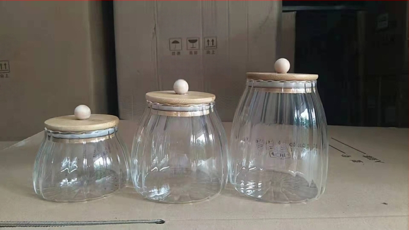 Tehase tarne Kõrgboorsilikaatklaasist suletud purk kuumakindlast klaasist bambusest kaanega teepurk kolmnurkne purk säilituspurk säilituspudel