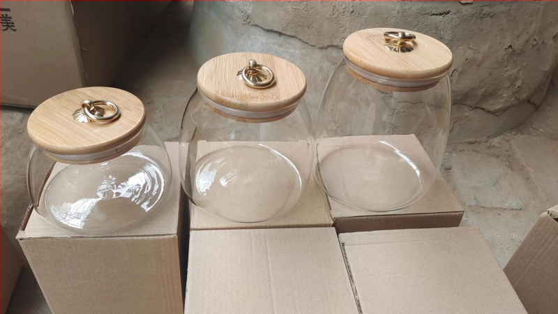 Tehase tarne Kõrgboorsilikaatklaasist suletud purk kuumakindlast klaasist bambusest kaanega teepurk kolmnurkne purk säilituspurk säilituspudel