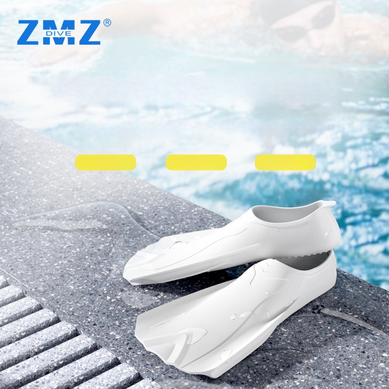 Silikoniniai plaukmenys, pritaikyti spalvotiems nardymo krūtine plaukmenims, skirti vaikų laisvojo nardymo treniruotėms