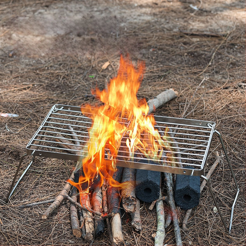 Kokkupandav koomiksipliit, grilliriiul, telkimisahi, tee keetmine, majapidamises kasutatav siseruumides kasutatav söegrill, grillipliit