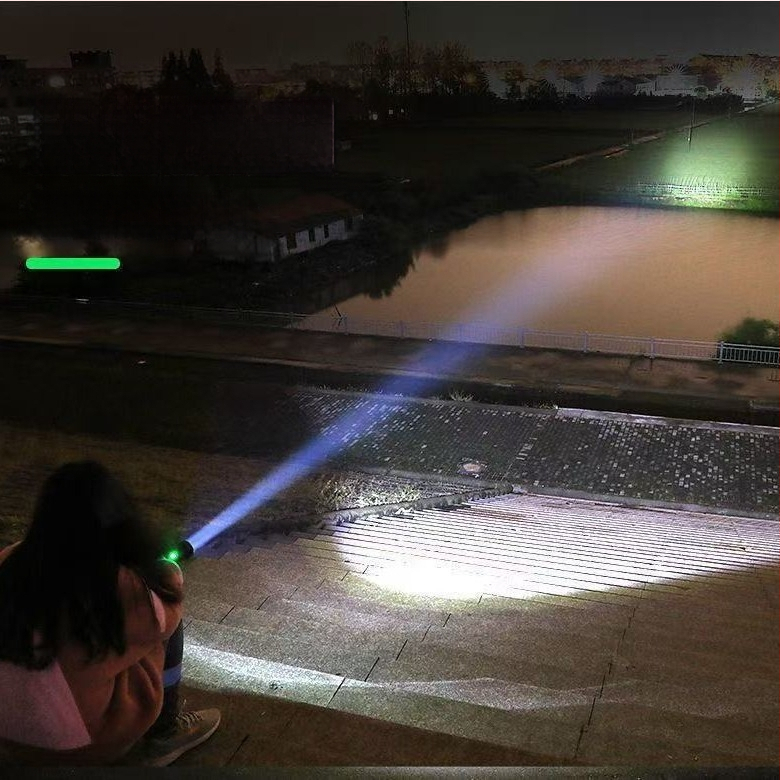 Hordozható teleszkópos zoomos távirányítós zseblámpa USB újratölthető LED zseblámpa kempingezéshez, kempingőrjárathoz, erős fényű otthoni világítás