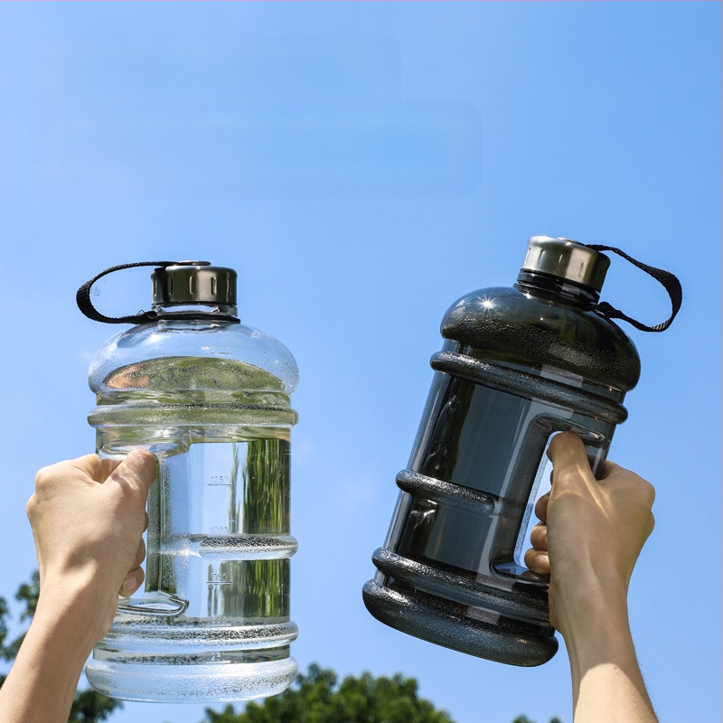 Határokon átnyúló szuper nagy kapacitású műanyag pohár nyári fitnesz hordozható kültéri vízforraló 2,2 literes szivárgásmentes tonnás hordó gallon vízforraló