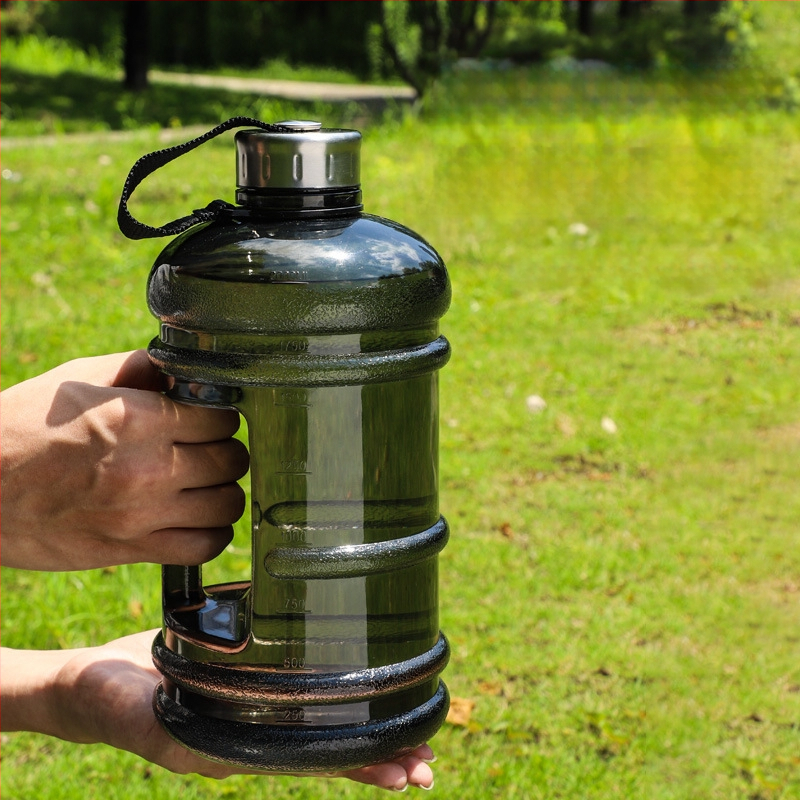 Határokon átnyúló szuper nagy kapacitású műanyag pohár nyári fitnesz hordozható kültéri vízforraló 2,2 literes szivárgásmentes tonnás hordó gallon vízforraló