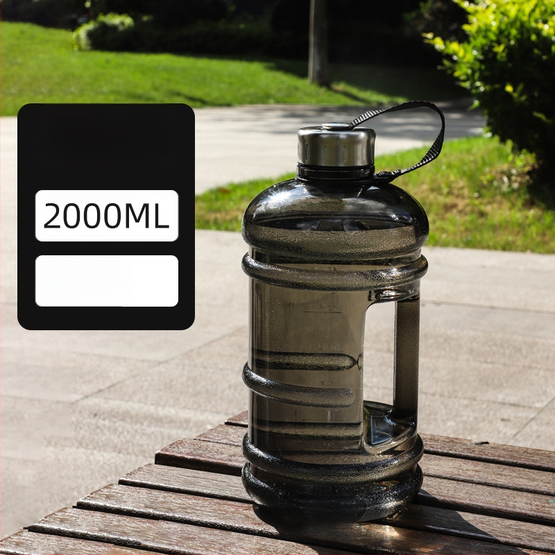 Határokon átnyúló szuper nagy kapacitású műanyag pohár nyári fitnesz hordozható kültéri vízforraló 2,2 literes szivárgásmentes tonnás hordó gallon vízforraló