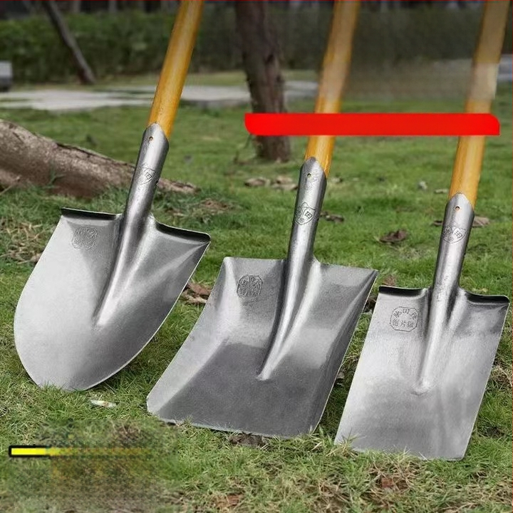 Didelis mangano plieno kastuvas lauke, kasti dirvą, atlaisvinti artefaktą, sodo sodo įrankius, sodinti daržoves, žemės ūkio, medinę rankeną, geležinį šaukštą