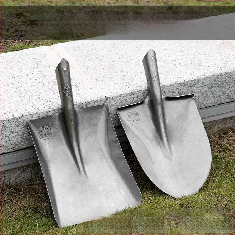 Didelis mangano plieno kastuvas lauke, kasti dirvą, atlaisvinti artefaktą, sodo sodo įrankius, sodinti daržoves, žemės ūkio, medinę rankeną, geležinį šaukštą