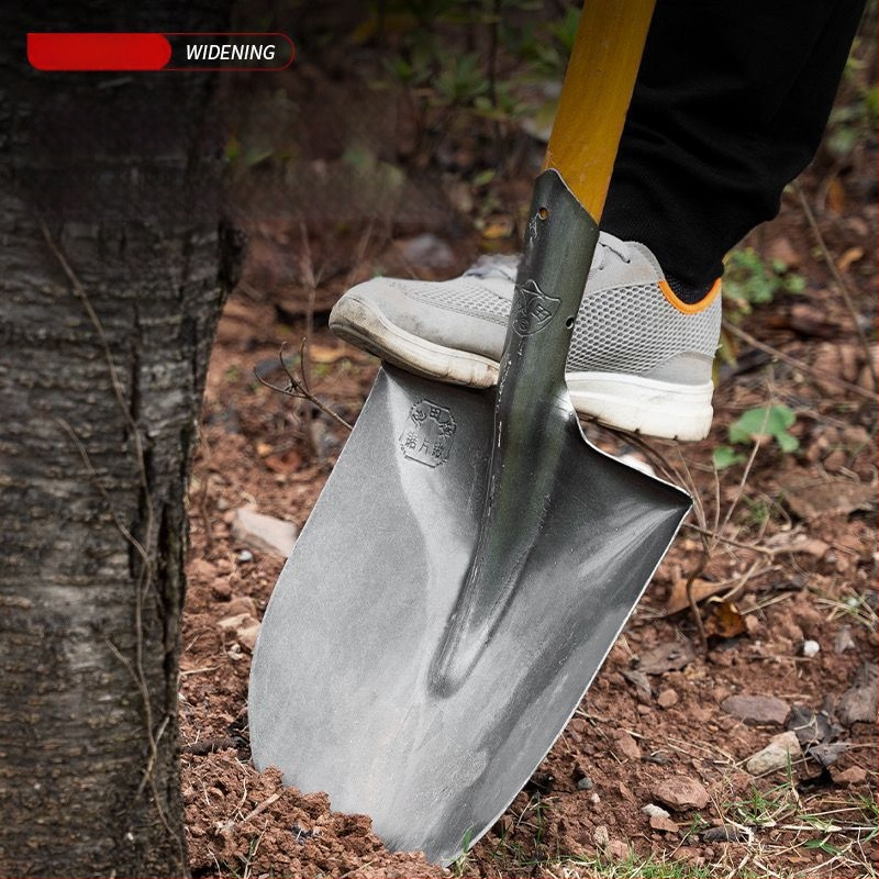 Didelis mangano plieno kastuvas lauke, kasti dirvą, atlaisvinti artefaktą, sodo sodo įrankius, sodinti daržoves, žemės ūkio, medinę rankeną, geležinį šaukštą