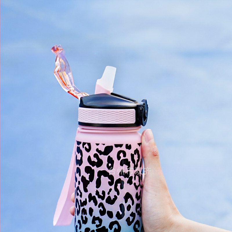 Piiriülene Amazoni plastist veekruus leopardiprindiga gradiendiga õlgkruus suvine õueruumikruus suure mahutavusega spordiveekruus