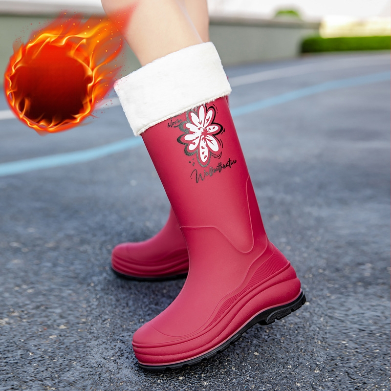 Didmeninė prekyba moteriškais guminiais batais, storu dugnu, ilgais vamzdžiais, neslystančiais, vandeniui atspariais, aukštu guminiu pamušalu, atspariais dilimui, batais virtuvei, lauko darbams.