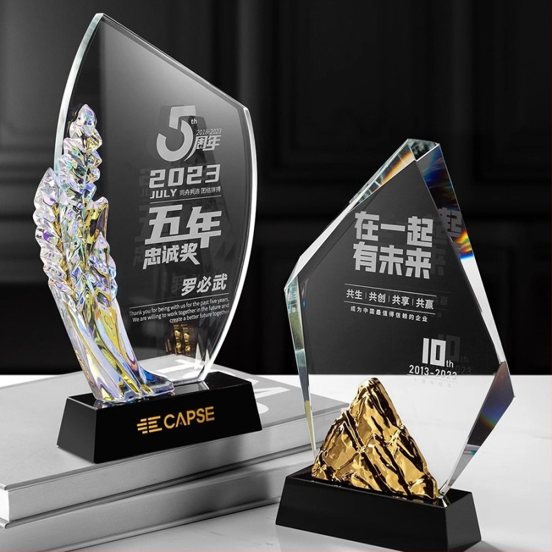 2024 m. krištolo trofėjaus kūrybinis trofėjus, išskirtinis darbuotojų garbės atminimo komandos apdovanojimas, metinis susitikimas, medalis, graviravimas