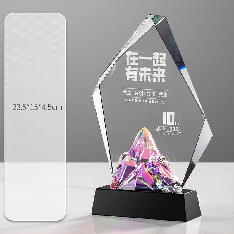 2024 m. krištolo trofėjaus kūrybinis trofėjus, išskirtinis darbuotojų garbės atminimo komandos apdovanojimas, metinis susitikimas, medalis, graviravimas