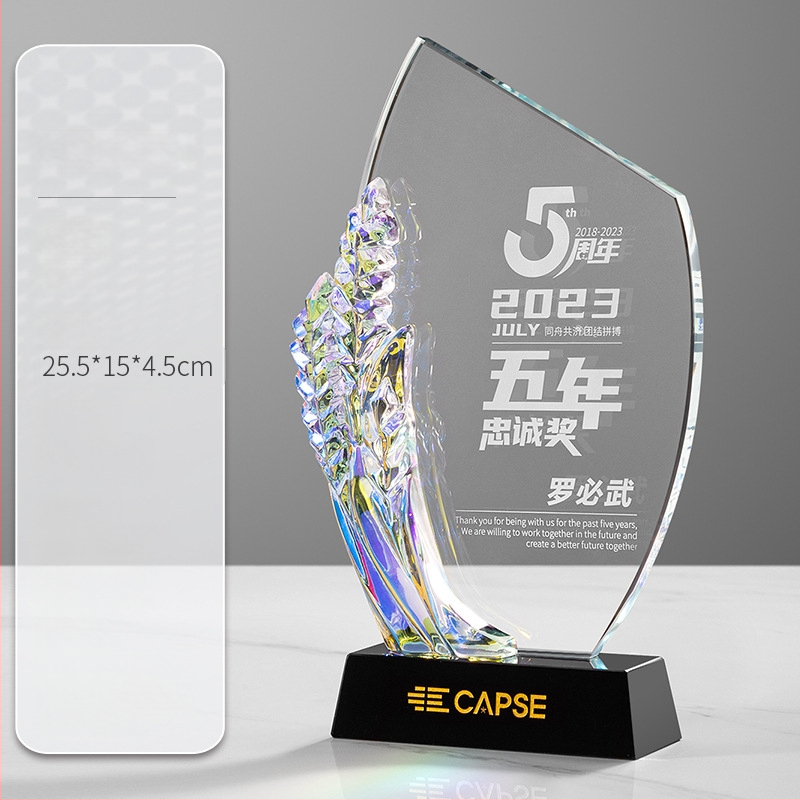 2024 m. krištolo trofėjaus kūrybinis trofėjus, išskirtinis darbuotojų garbės atminimo komandos apdovanojimas, metinis susitikimas, medalis, graviravimas