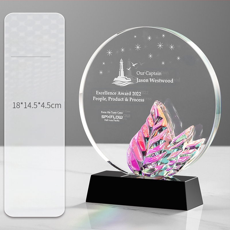 2024 m. krištolo trofėjaus kūrybinis trofėjus, išskirtinis darbuotojų garbės atminimo komandos apdovanojimas, metinis susitikimas, medalis, graviravimas