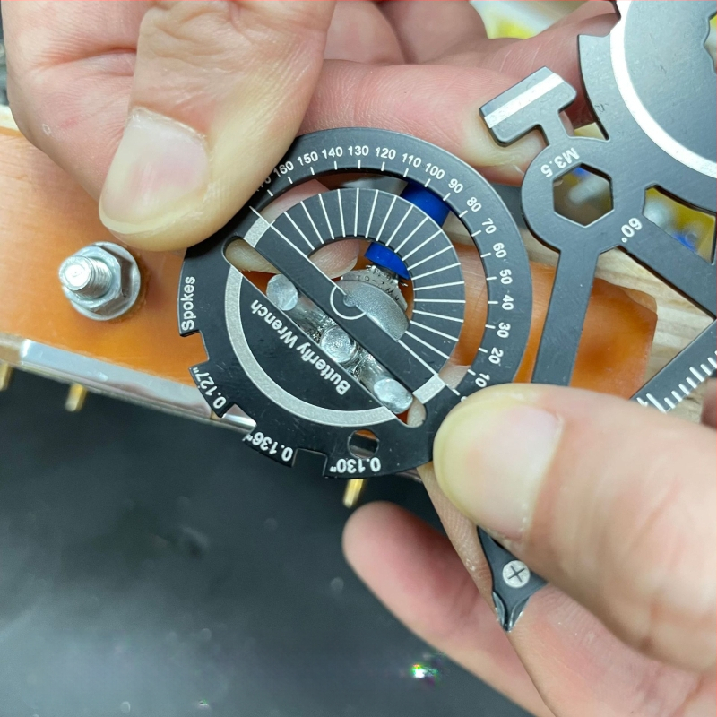 20 az 1-ben kültéri sportkerékpár alakú, határokon átnyúló kreatív ajándék céglogó kulcstartó multifunkciós eszköz