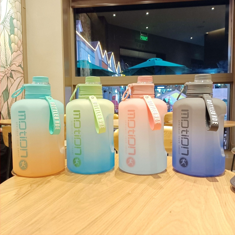 Amazon Голяма кофа 2200 мл Спортна бутилка за вода с голям капацитет Pc Материал Интернет Celebrity Фитнес Чаша Устойчивост на висока температура