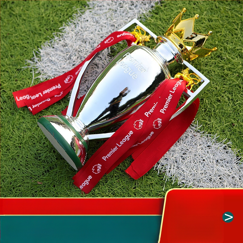 Το τρόπαιο της Λίβερπουλ στην Πρέμιερ Λιγκ, προμήθειες των οπαδών της Άρσεναλ γύρω από το αναμνηστικό μετάλλιο της Τσέλσι για το Barclays Cup