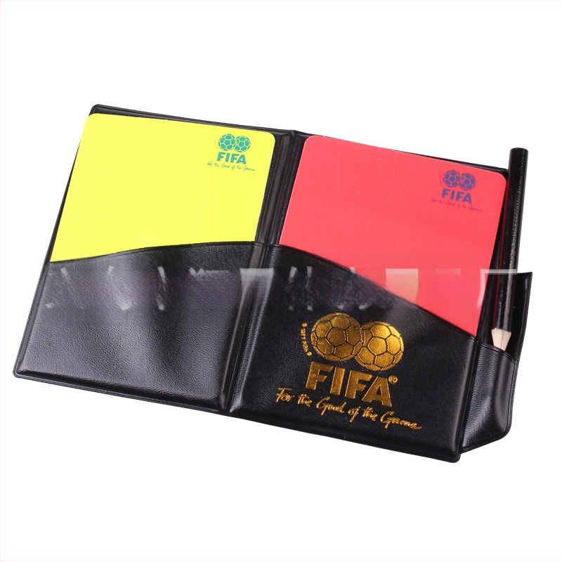 Производителите доставят инструменти за съдии с червени и жълти картони за футболни мачове, за да изпращат моливи за запис на хартия