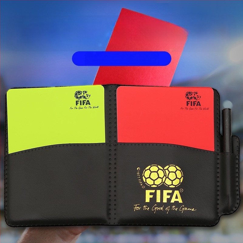 Производителите доставят инструменти за съдии с червени и жълти картони за футболни мачове, за да изпращат моливи за запис на хартия